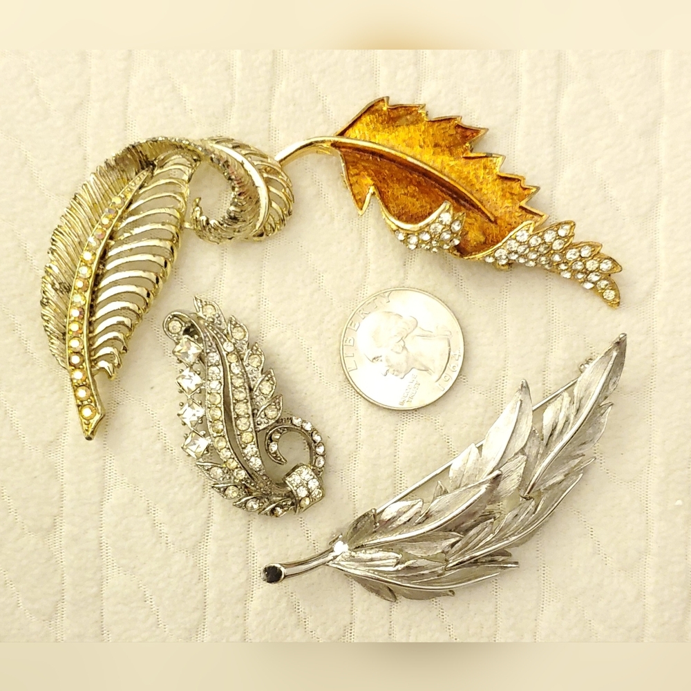 Lot of 4 vintage brooches